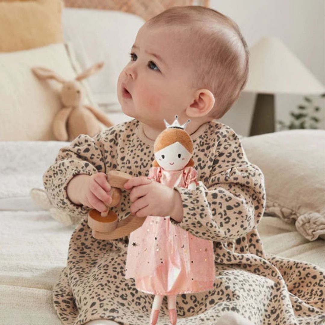 doudou bebe fille compagnon confiant
