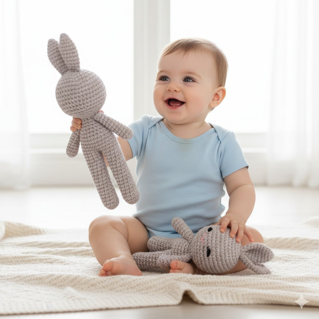 doudou crochet lapin gris compagnon discret