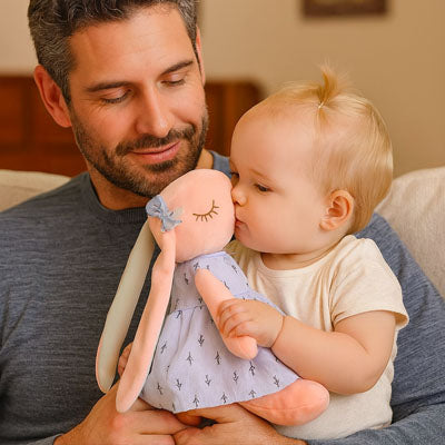 peluche lapin bleu confident silencieux
