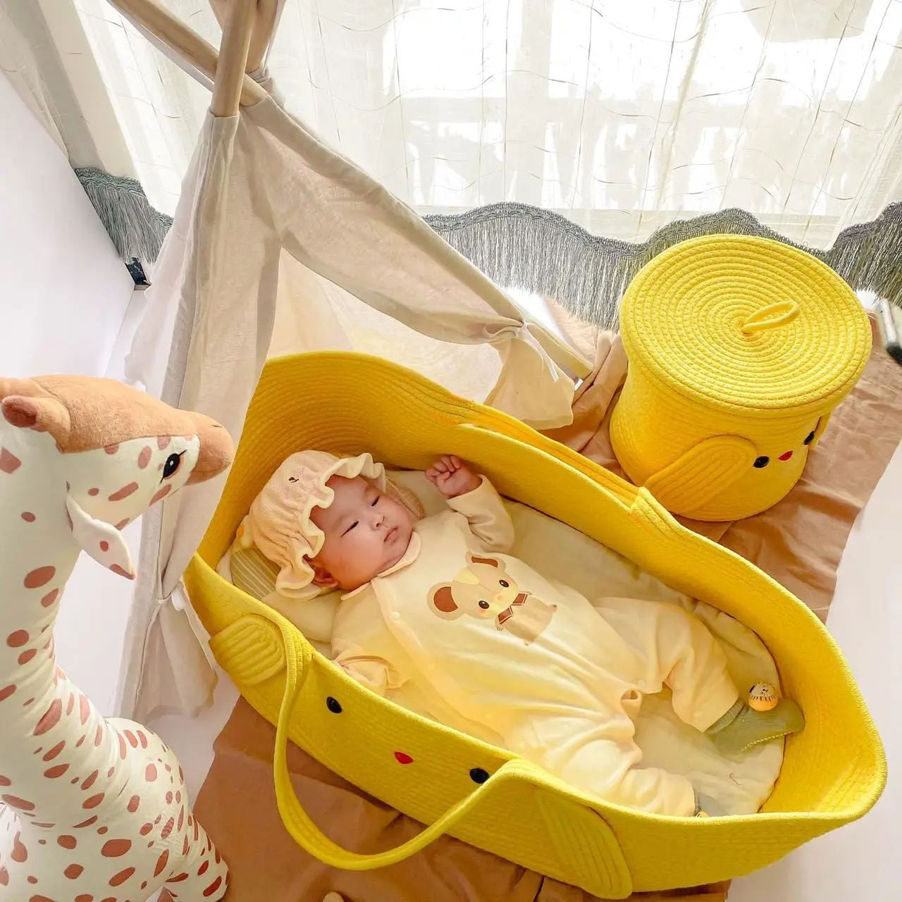 reducteur de lit pour bebe panier jaune protection agreable