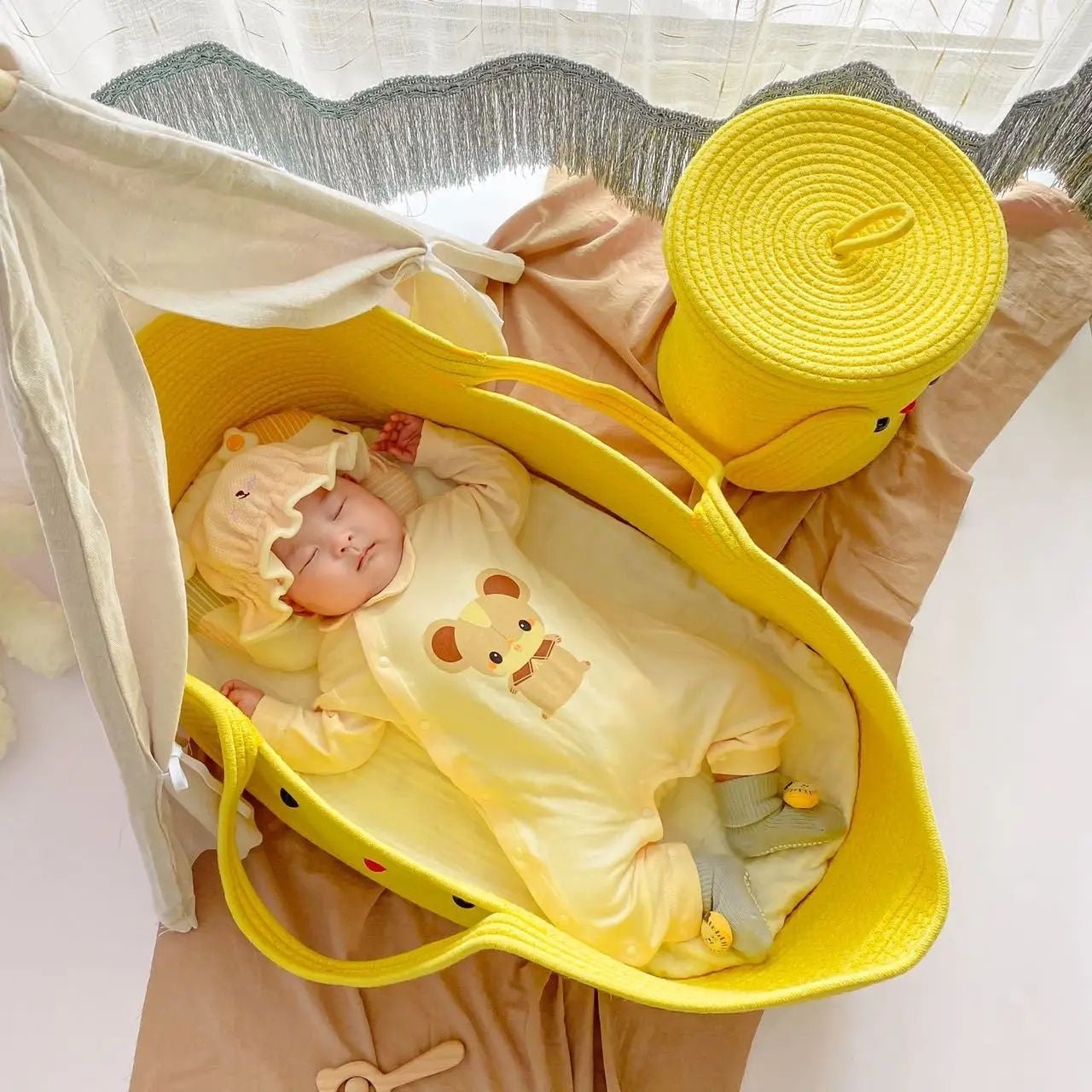 reducteur de lit pour bebe panier jaune sommeil paisible