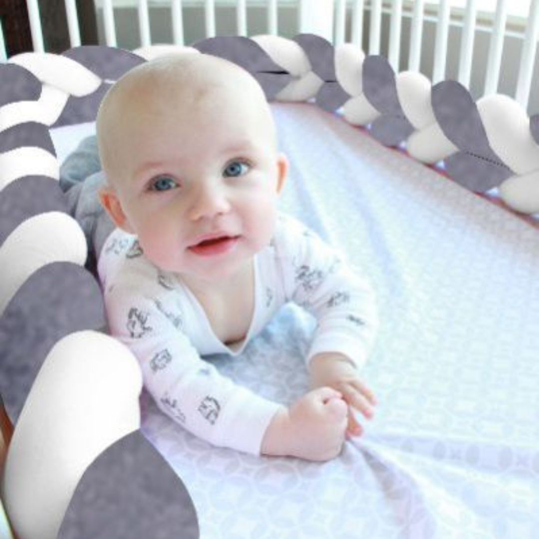 tour de lit tresse souriant bebe