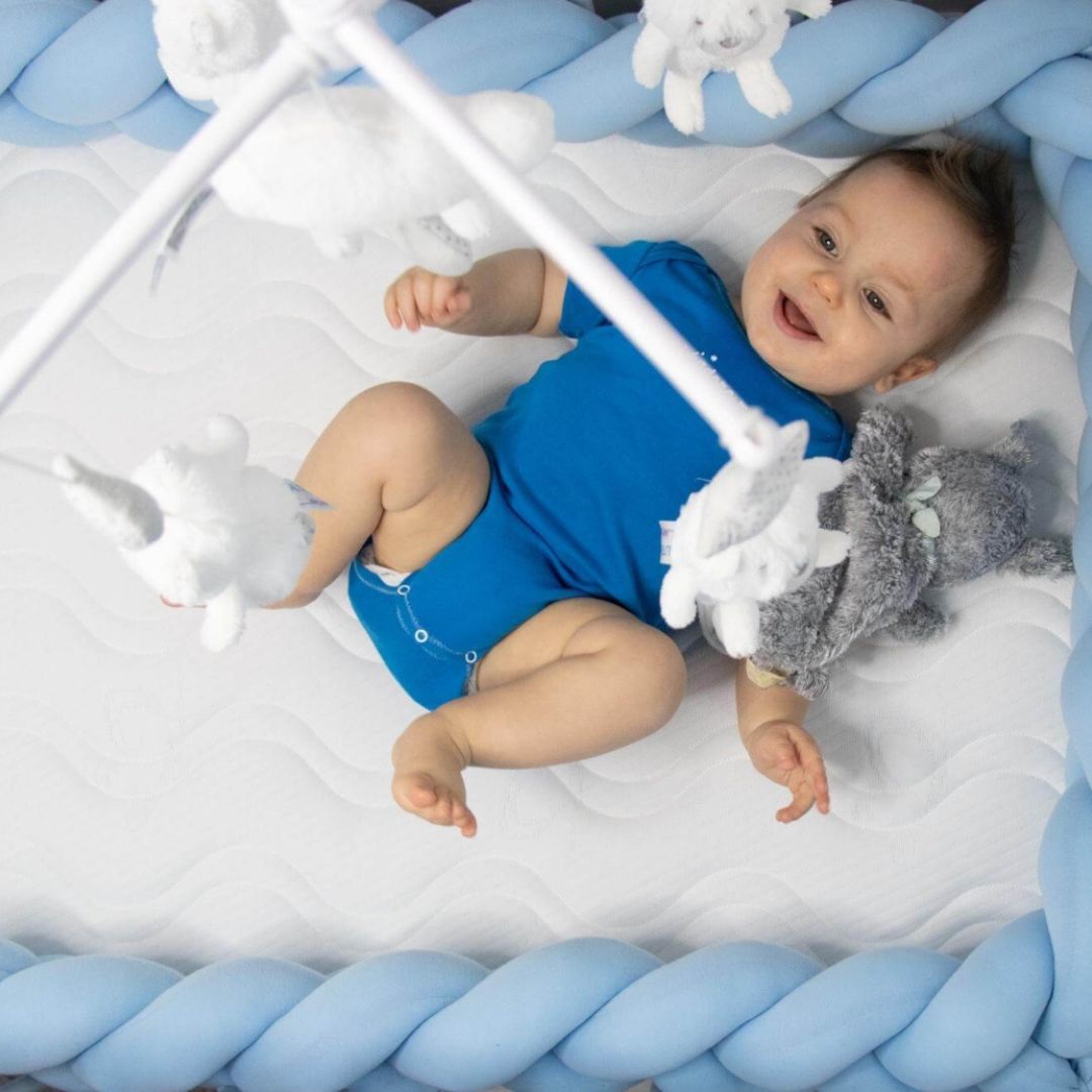 tresse de lit bebe super heureux