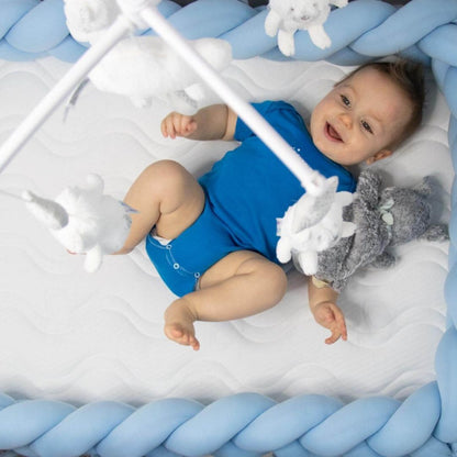 tresse de lit bebe super heureux
