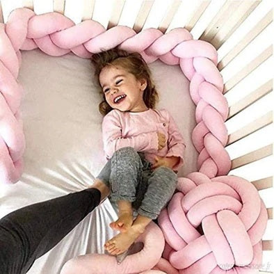 tresse de lit enfant heureux en securite
